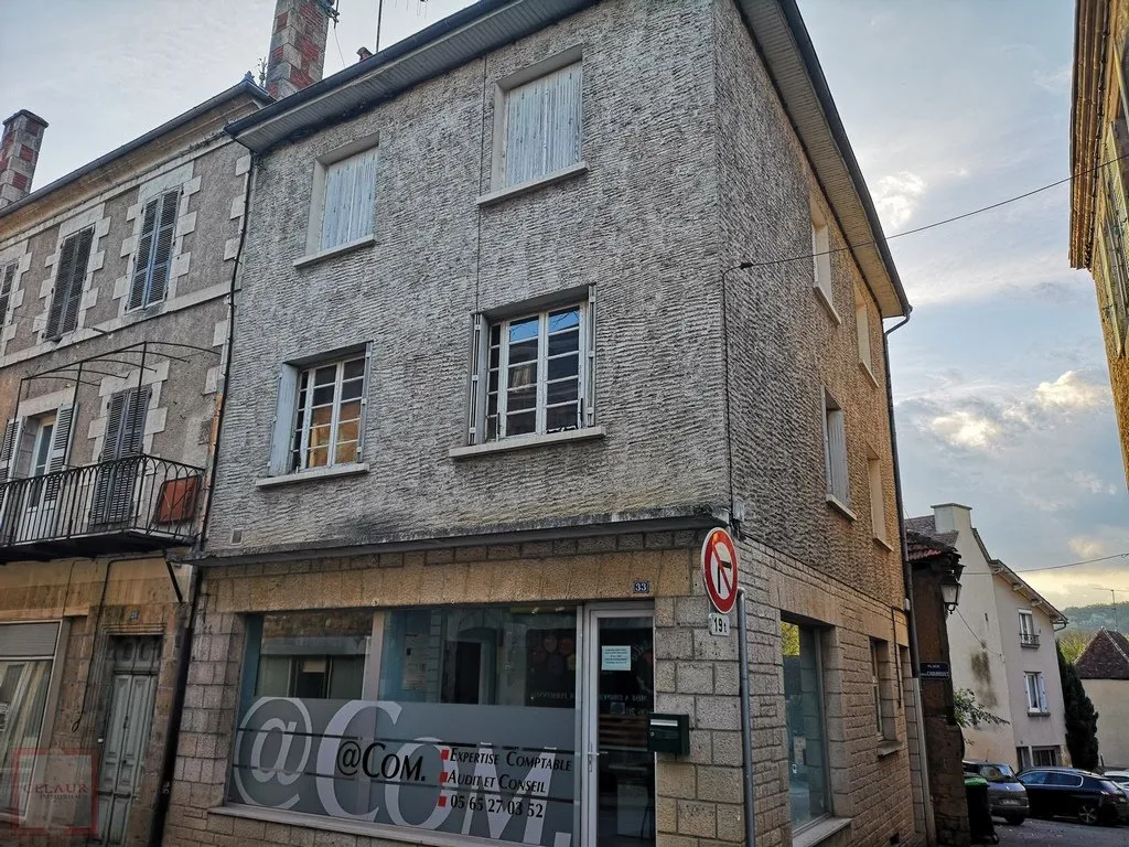 IMMEUBLE AVEC DEVANTURE COMMERCIALE ET LOGEMENT T5 -