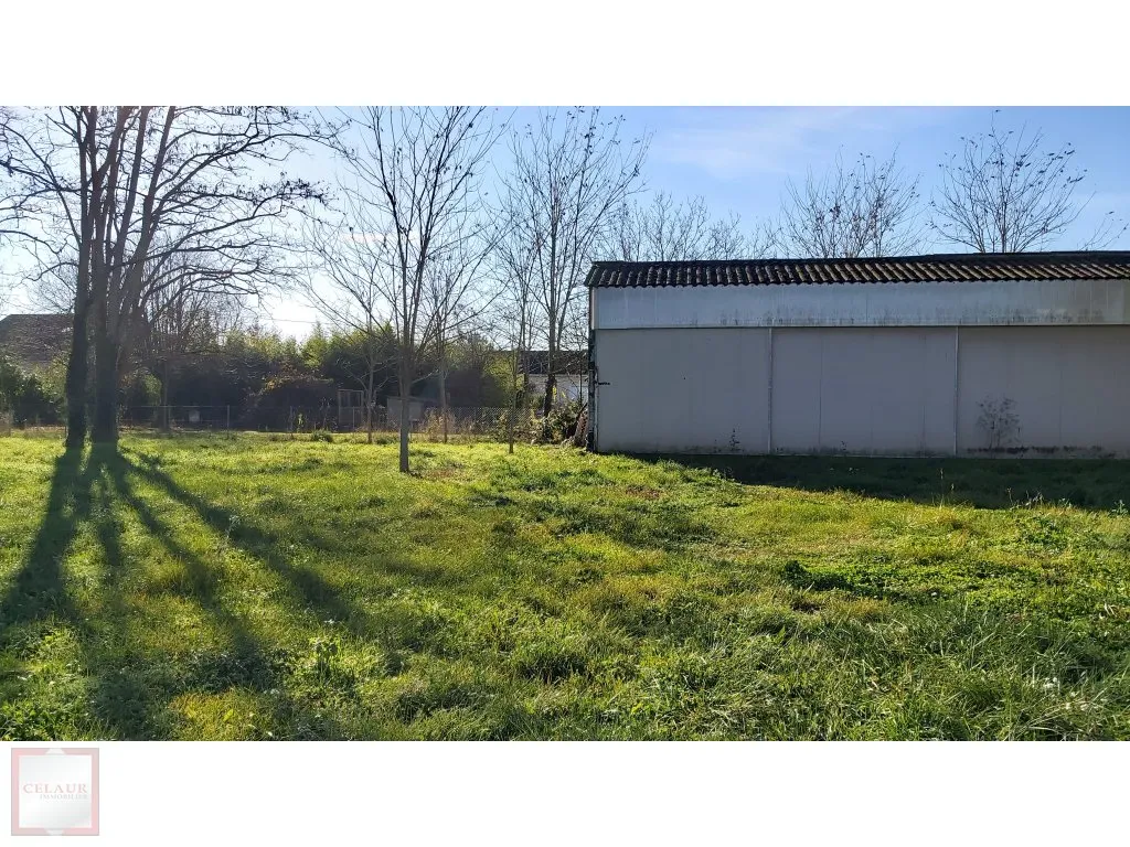 TERRAIN A BATIR AVEC HANGAR