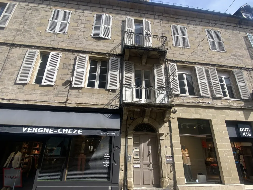 APPARTEMENT SITUE DANS LE CENTRE HISTORIQUE 