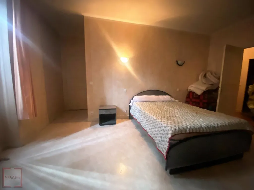 IMMEUBLE AVEC FONDS DE COMMERCE + 2 APPARTEMENTS