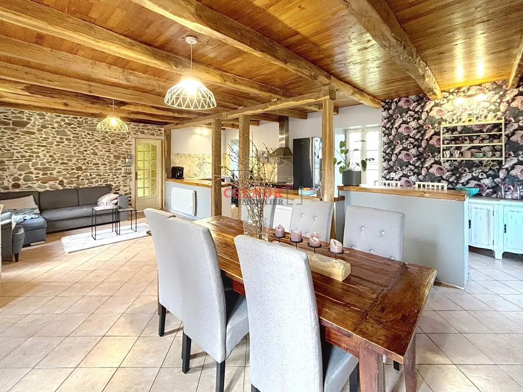 Maison de caract&egrave;re en pierre avec grange  et terrain