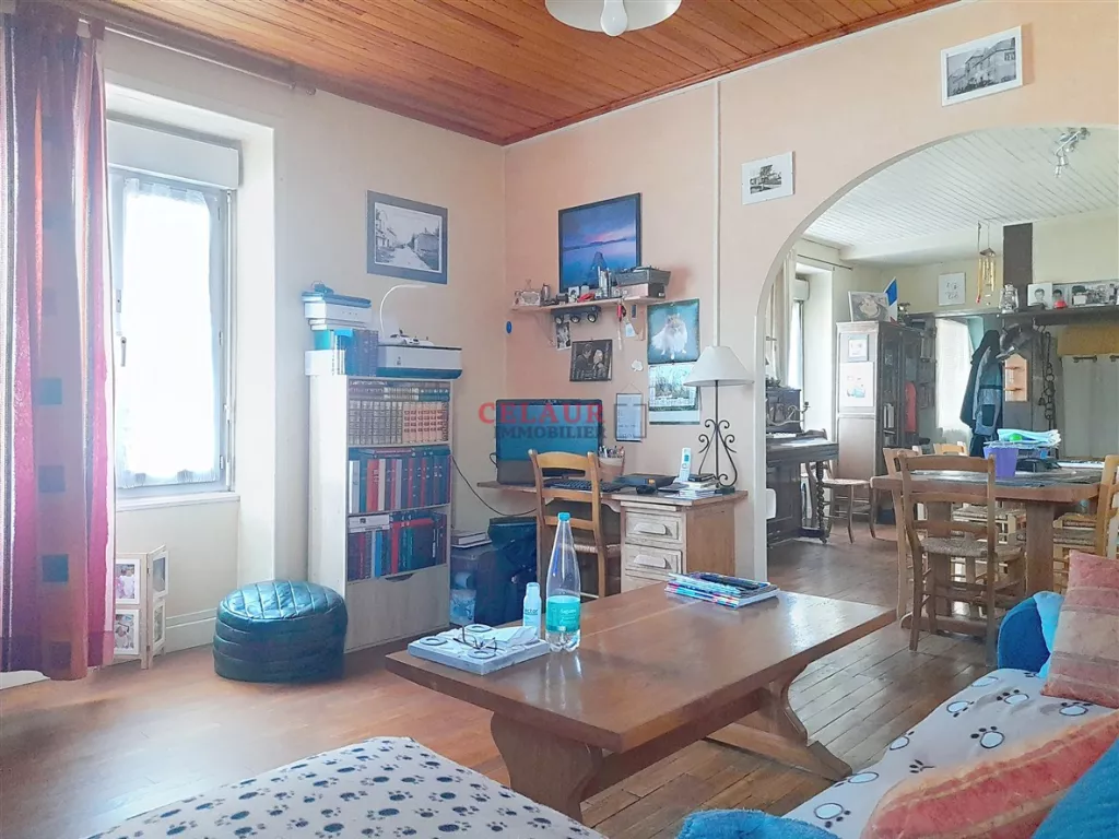 Maison familiale, de caract&egrave;re, avec jardin