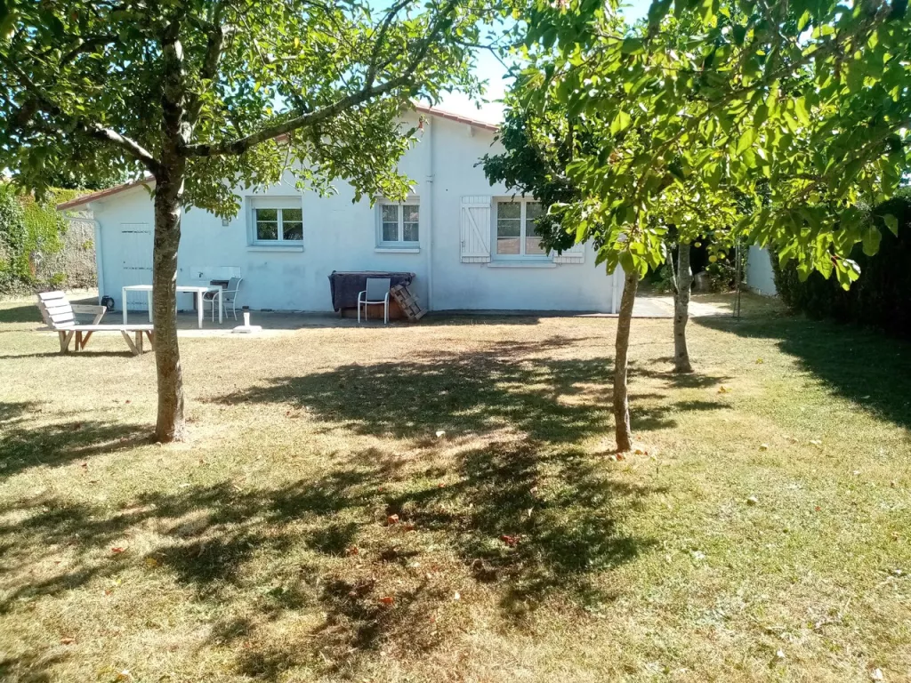 Maison de plain-pied avec jardin