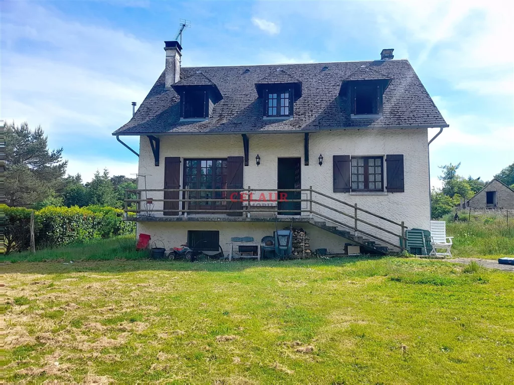 Maison familiale, sous-sol total et jardin.