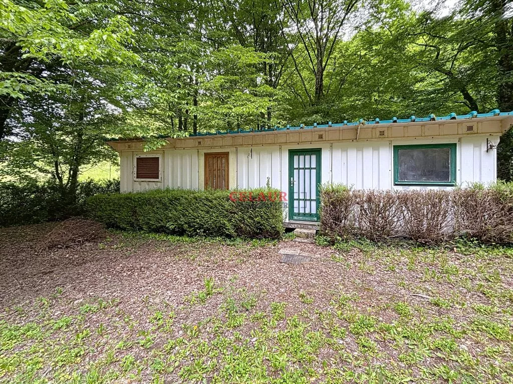 Sans voisins, sur 1 ha de terrain, maison et d&eacute;pendance avec &eacute;tang