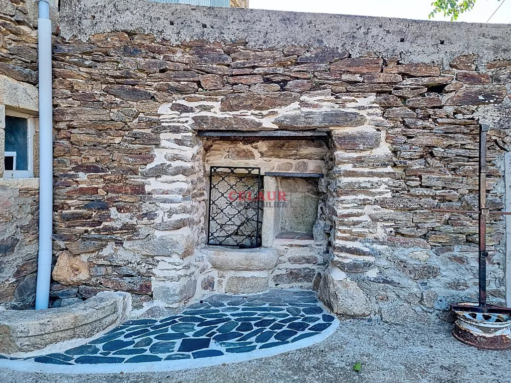 Ensemble immobilier en pierre avec piscine