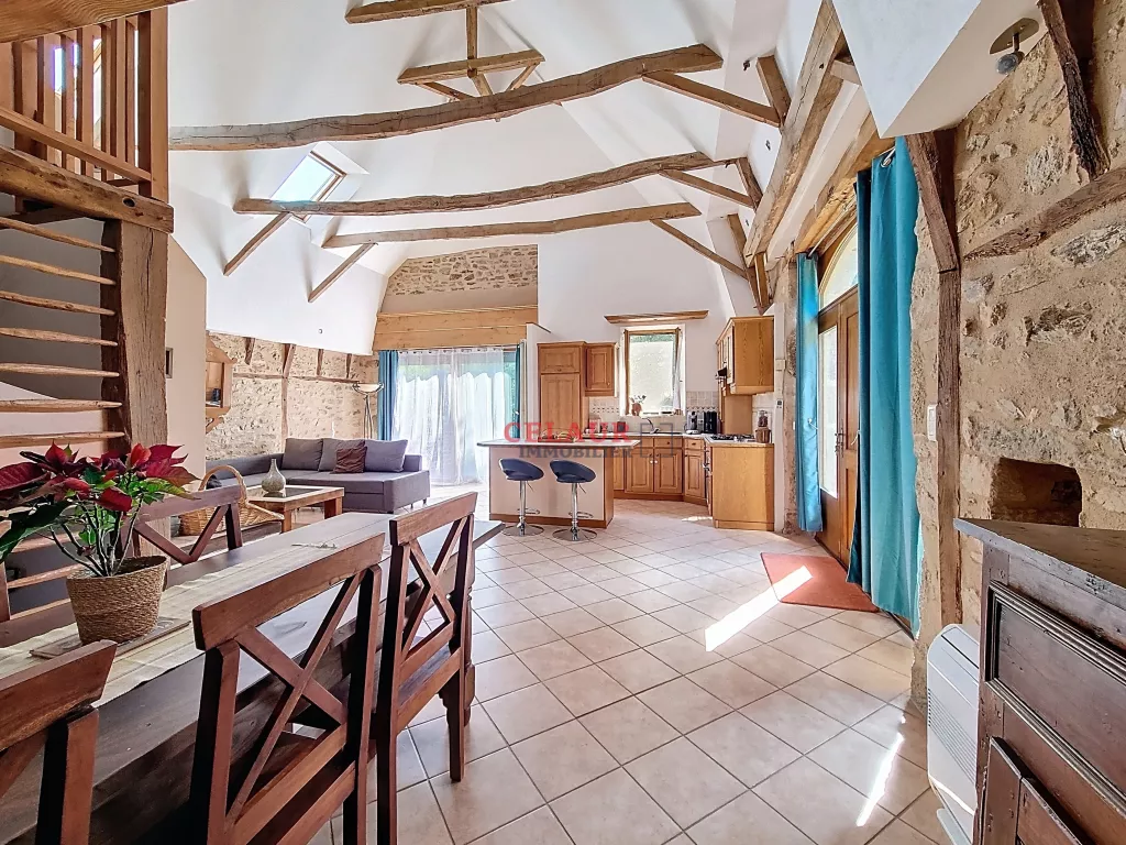 Ensemble immobilier en pierre avec piscine