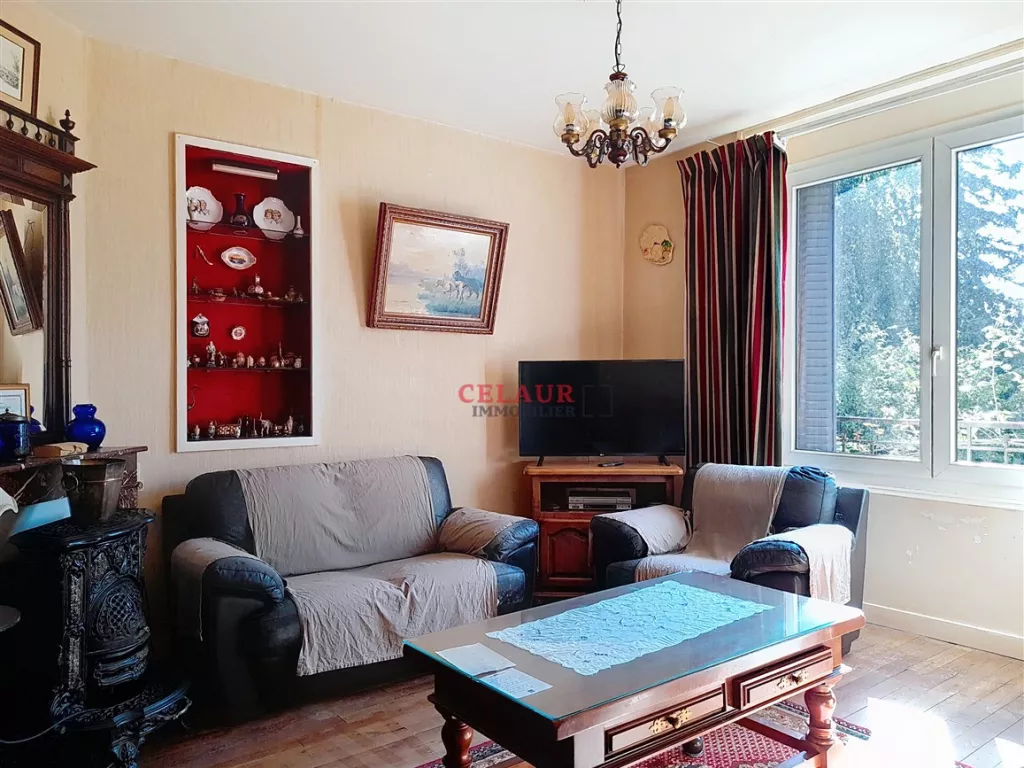 Maison familiale avec d&eacute;pendance et jardin arbor&eacute; et clos.