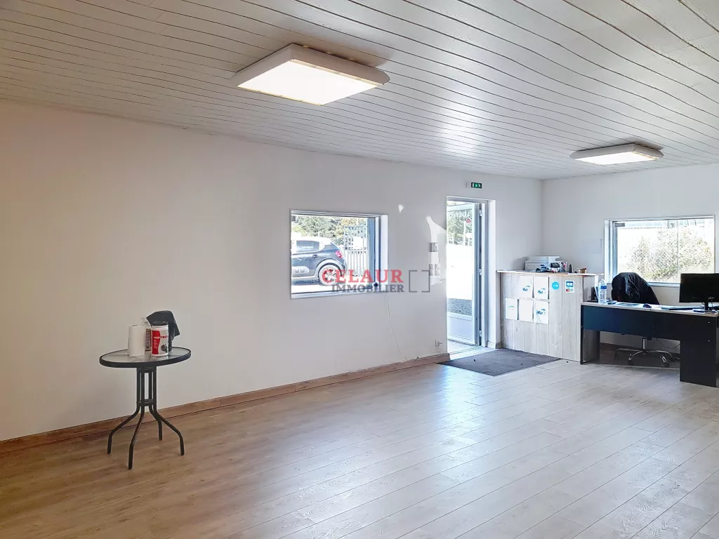 Visibilit&eacute; assur&eacute;e pour ce local professionnel !