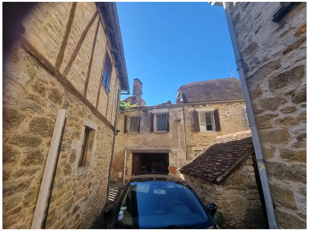 Maison de caract&egrave;re  en pierre &agrave; r&eacute;nover