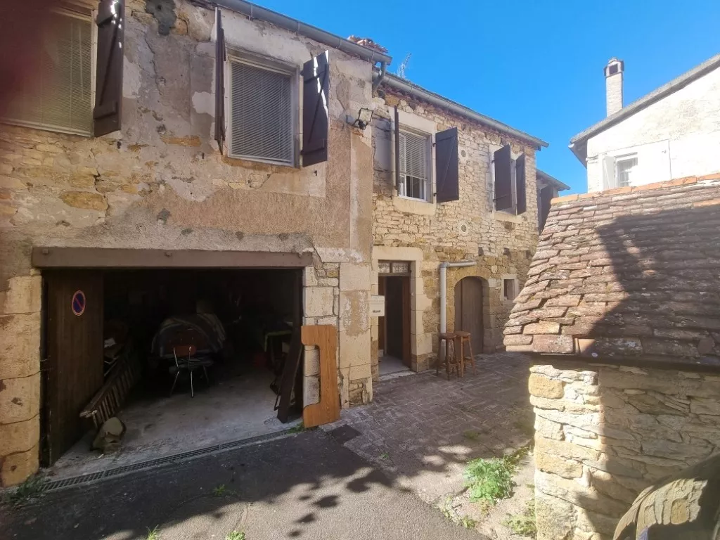 Maison de caract&egrave;re  en pierre &agrave; r&eacute;nover