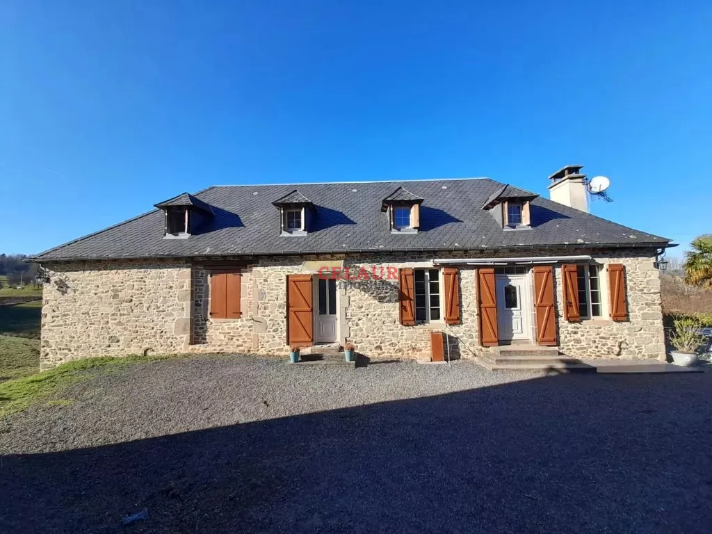 Maison de caract&egrave;re en pierre avec grange  et terrain