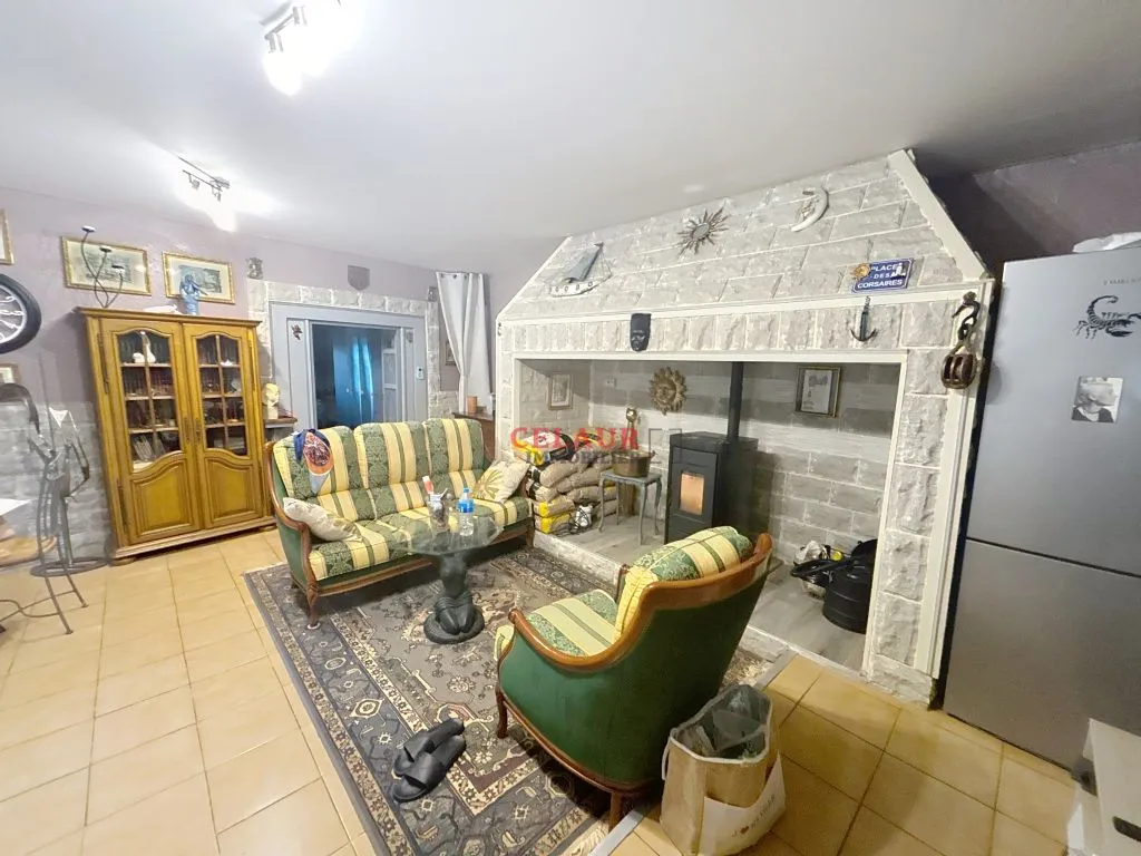 PETITE MAISON HABITABLE SUR 2400 M&sup2; DE TERRAIN