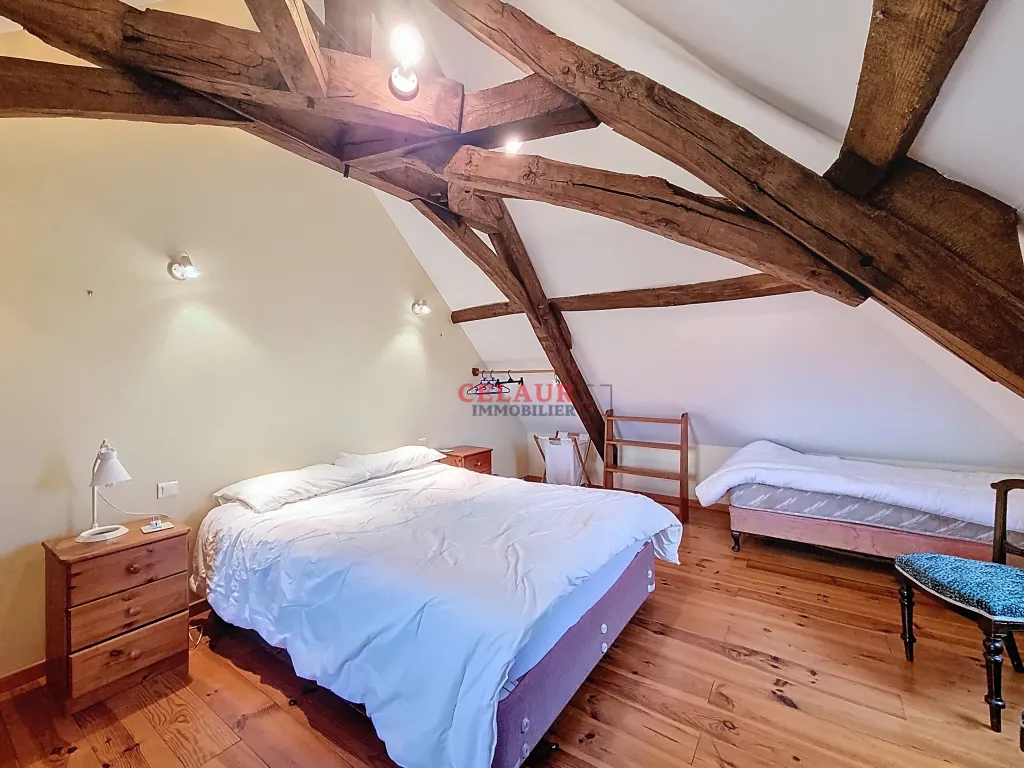 VASTE PROPRIETE EN PIERRE AVEC PISCINE