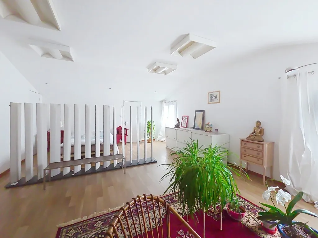 Maison avec grand atelier-garage