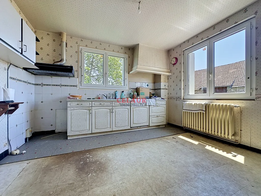 MAISON FAMILIALE AVEC GRANGE