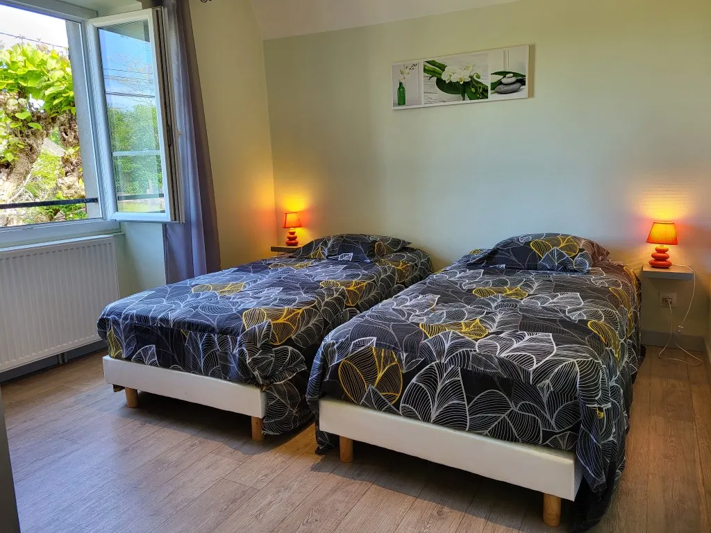 MAGNIFIQUE GRANGE RENOVEE AVEC SES 2 G&Icirc;TES...