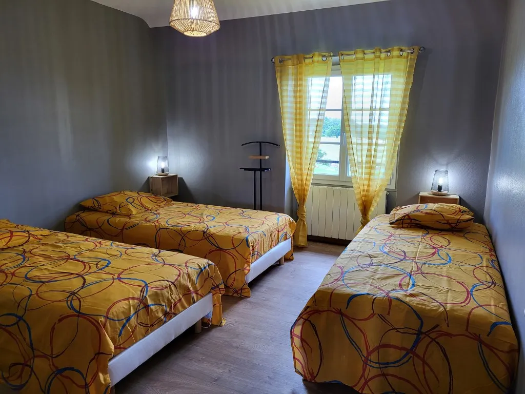 MAGNIFIQUE GRANGE RENOVEE AVEC SES 2 G&Icirc;TES...