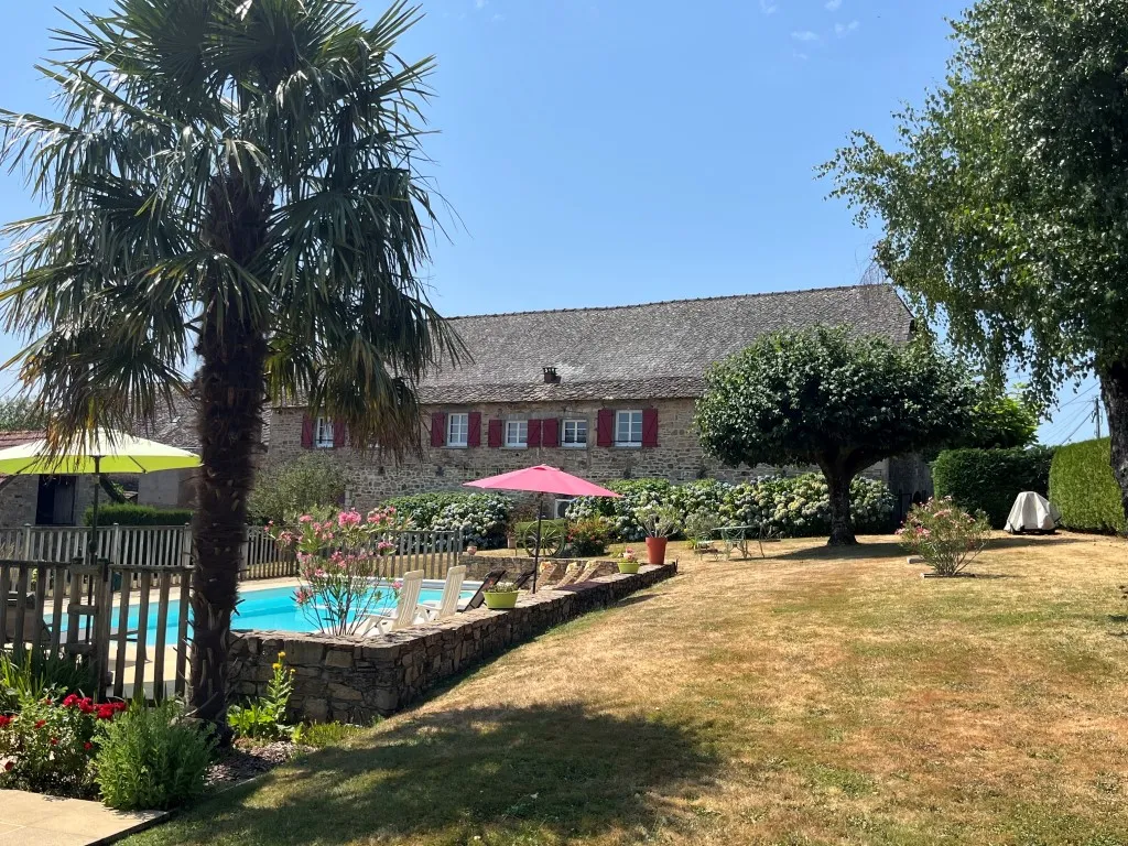 MAGNIFIQUE GRANGE RENOVEE AVEC SES 2 G&Icirc;TES...