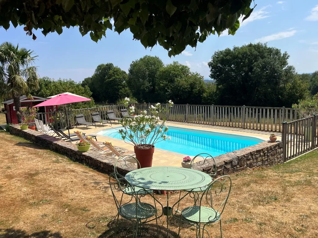 MAGNIFIQUE GRANGE RENOVEE AVEC SES 2 G&Icirc;TES...