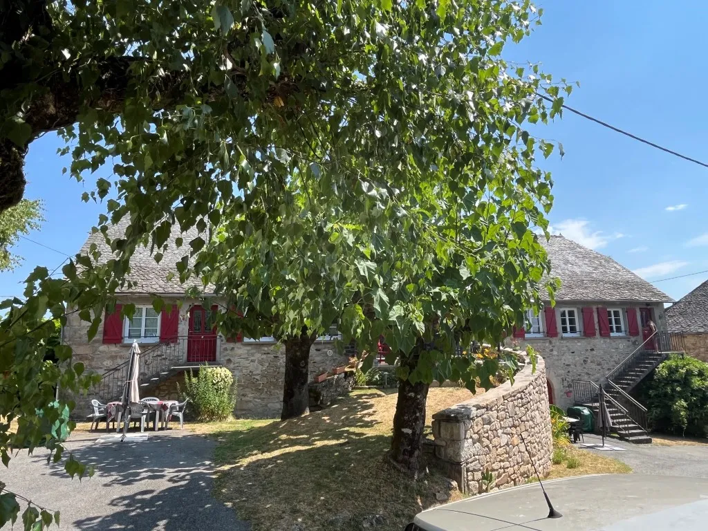 MAGNIFIQUE GRANGE RENOVEE AVEC SES 2 G&Icirc;TES...