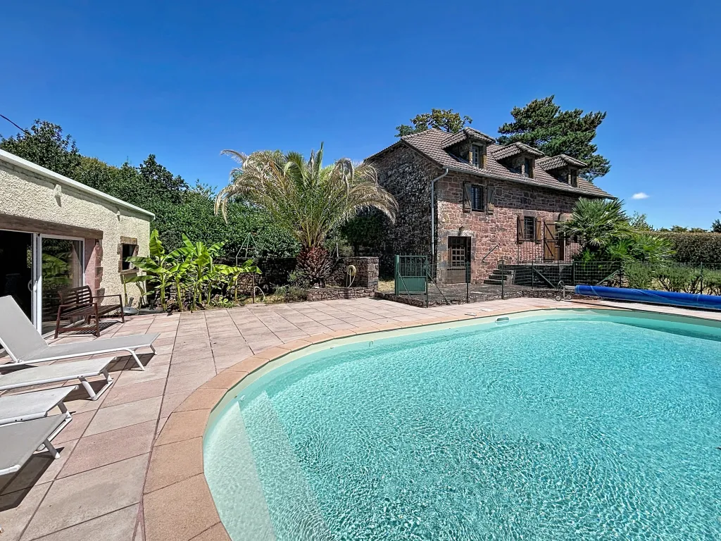 Maison en pierre avec piscine