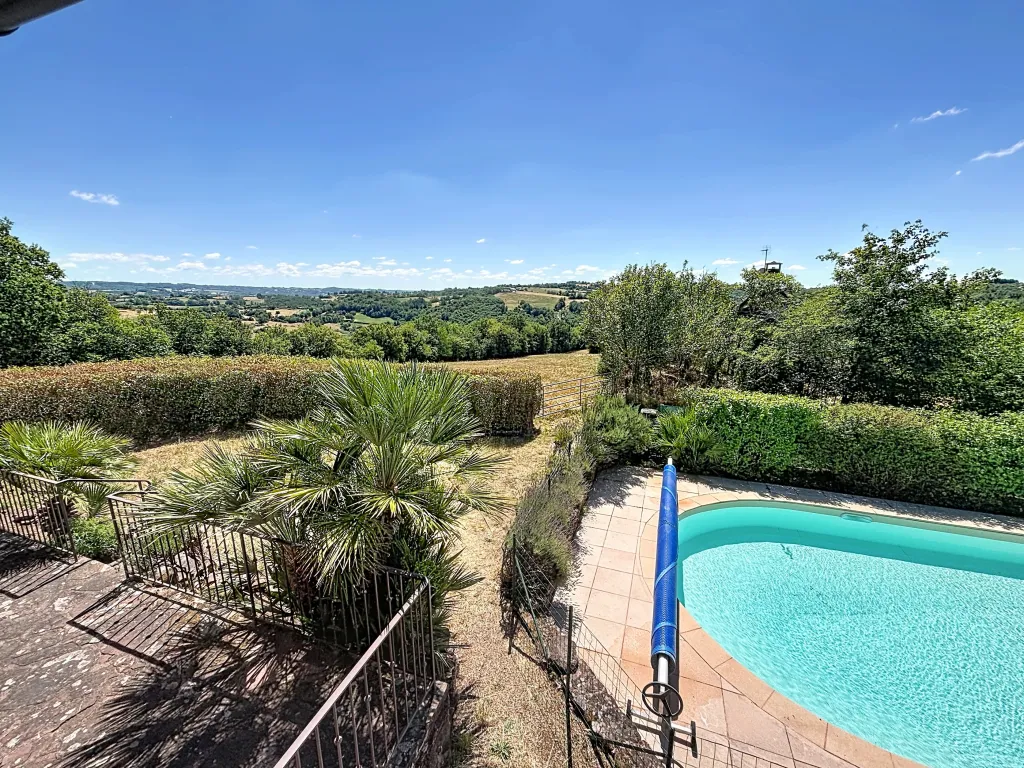 Maison en pierre avec piscine